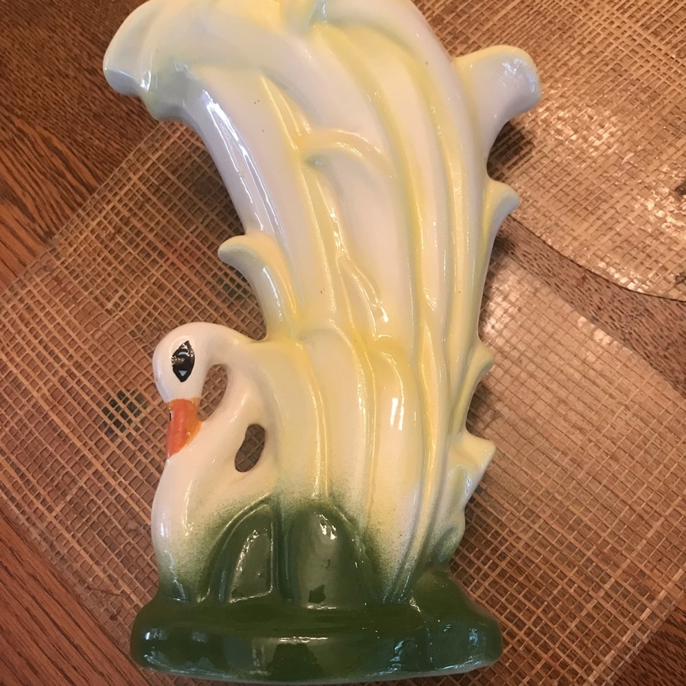 McCoy YELLOW AND GREEN SWAN VASE - Picture 12 of 12